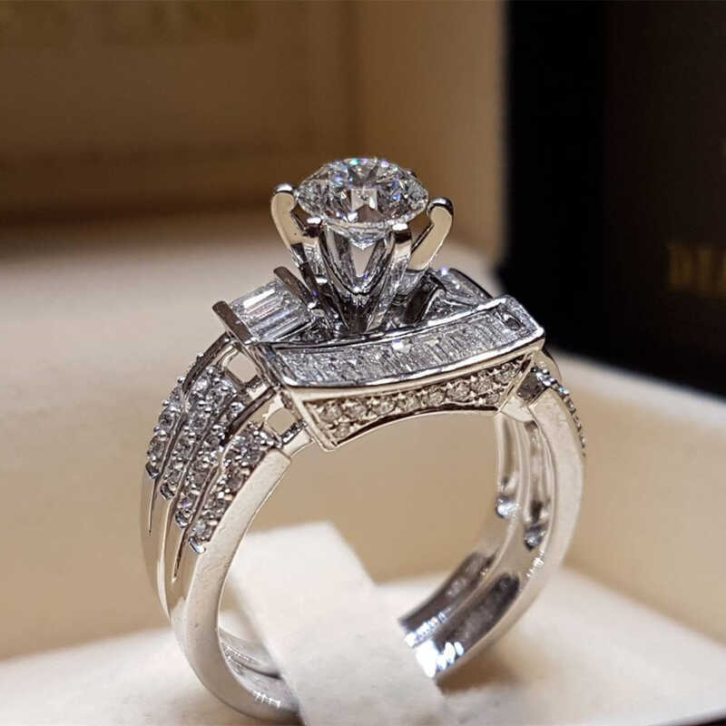 Lindo anel novo estilo diamante-cravejado simulação anel de diamante banhado a prata 925 piscando diamante quadrado noiv