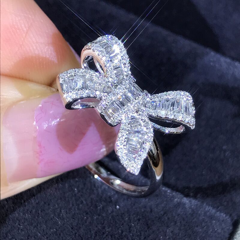Rubi novo estilo arco escada quadrado anel de diamante bonito luxo simulação anel diamante elegante feminino anel de cas