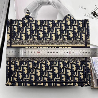 Totem Bordado CD e Bolsa com Estampa Floral - Peça Essencial para Viagens, Tamanho 26.11.22, Acompanha Lenço de Seda