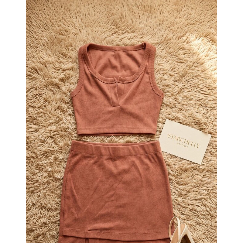 Conjunto Gringa Ribana:Croppet Entalhe+Mini Saia com Fenda