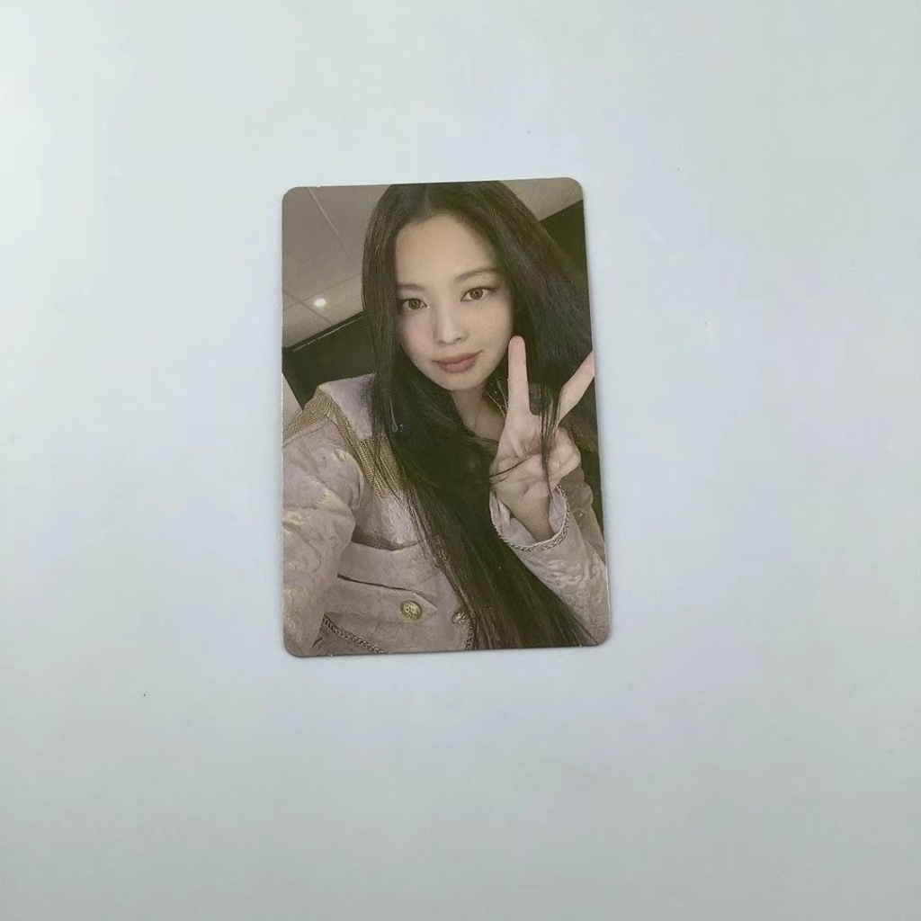 Cartão Fotográfico BLACKPINK Em Estoque Com Jennie Na Icônica Roupa Vermelha E Estilo Rosa Brilhante . Produtos De Ídolo