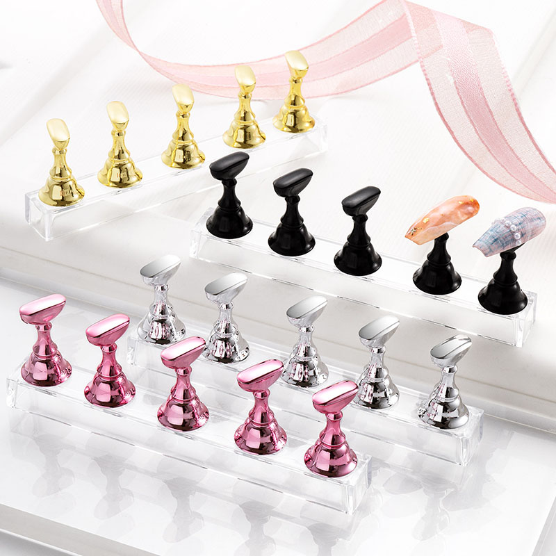 Conjunto com 5 Suportes Magnéticos para Unhas em formas de Xadrez para prática e exposição, com prateleira de acrílico.
