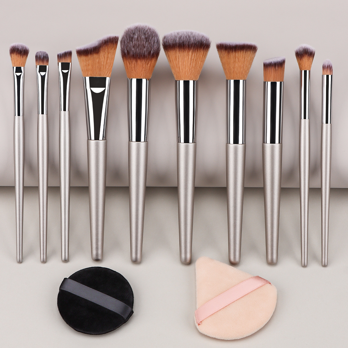 10 Pcs Champagne Color Makeup Brush Set Escova de Maquiagem Eyeshadow Brush Loose Powder Escova de Pó Escova de Pó Solto & 1 Skin Tone Love Heart Puff & 1 Black Triangle Puff Set Maquiagem Viagem Estilo Conveniente