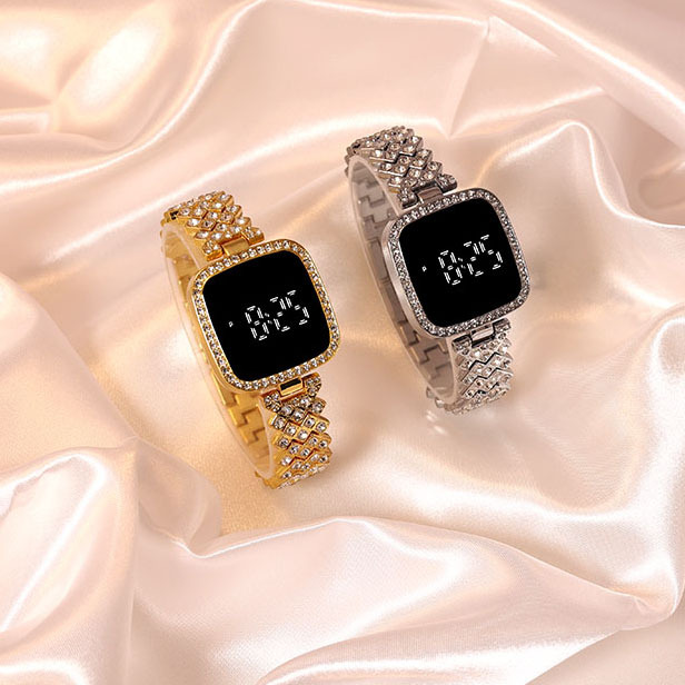 2024 Nova Imitação De Zircão Incrustado Feminino Pequena Fragrância Estilo Metal Aço Banda Toque Lazer LED Relógio Eletr