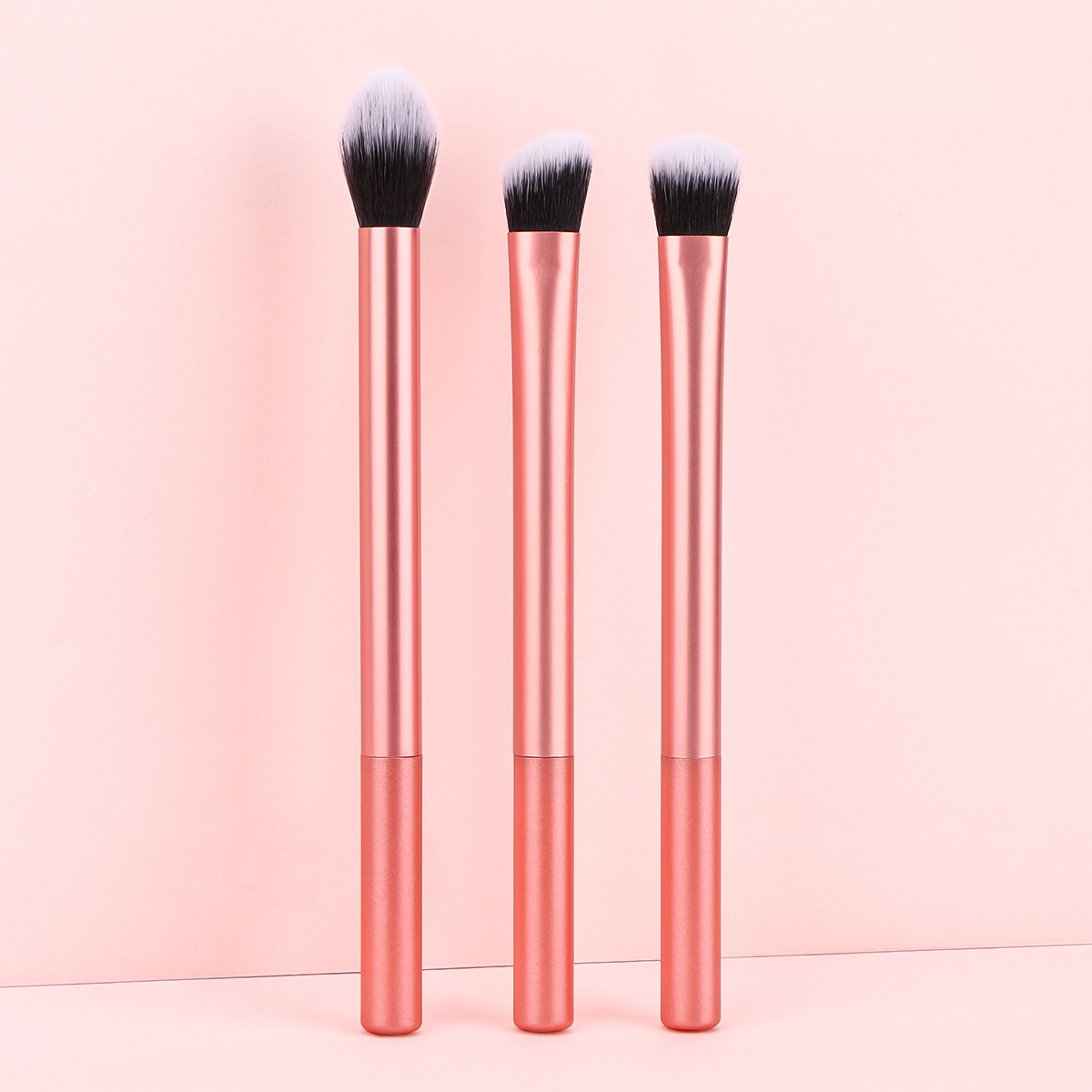 Novo Conjunto de Pincéis de Maquiagem com 3 Peças – Iluminador, Sombra e Corretivo | Kit de Ferramentas de Beleza