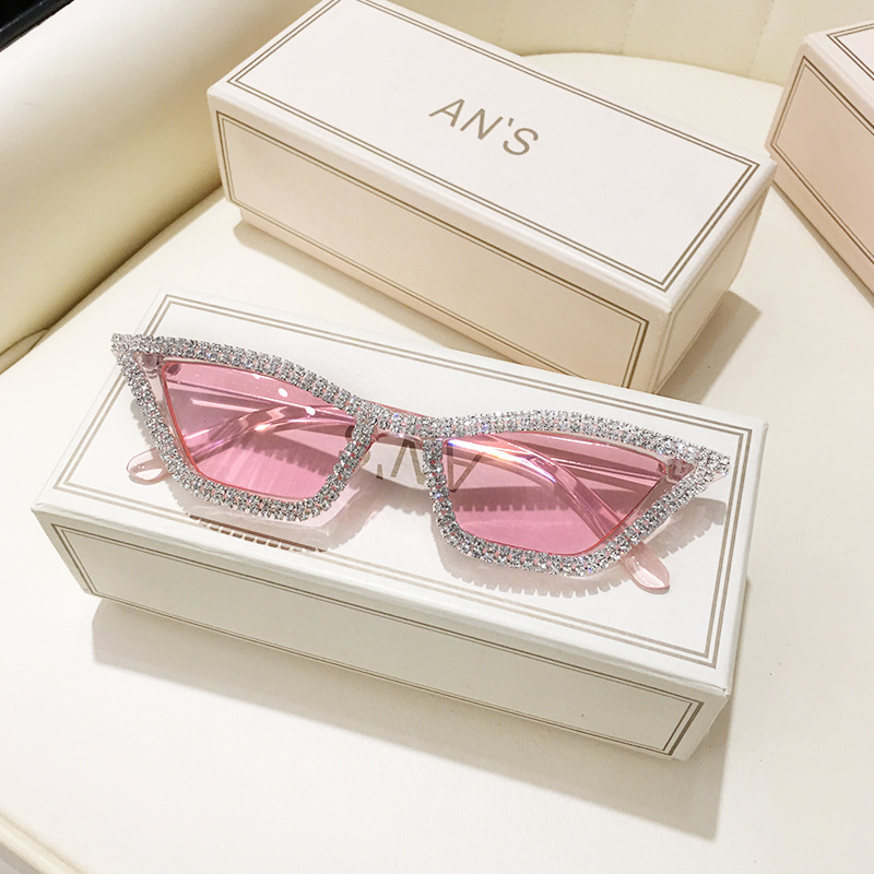 Óculos de sol estilo gato com strass da New New, fashion e feitos à mão, tendência no Instagram.