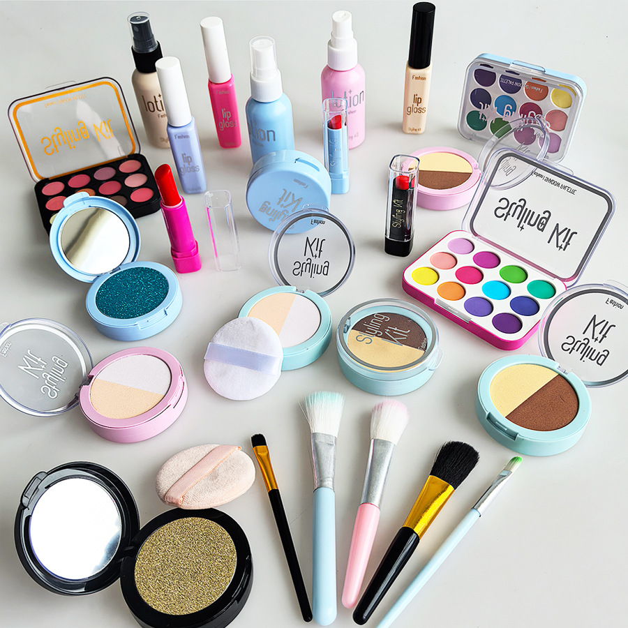 Conjunto completo de cosméticos de brinquedo contendo paletas de sombras, batons, pincéis de maquiagem e acessórios de cabelo dispostos sobre uma superfície branca