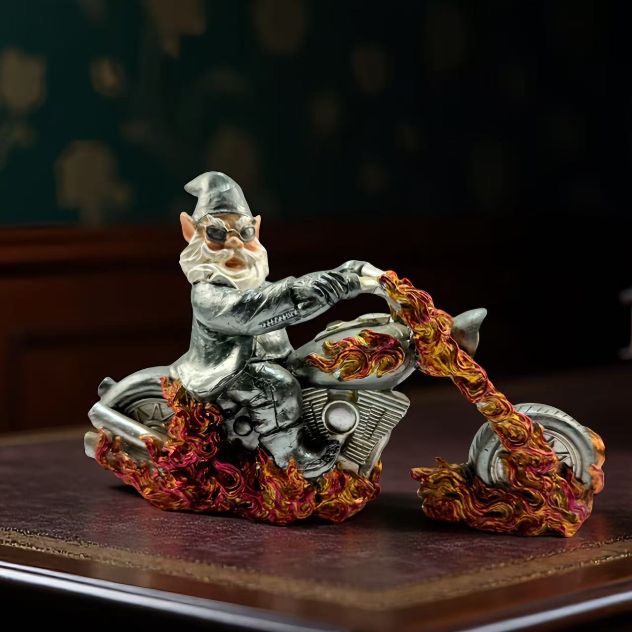 Estátua de Gnomo de Motocicleta com Chama Fria, Estátua de Gnomo de Resina de Motocicleta, Decoração Exterior para