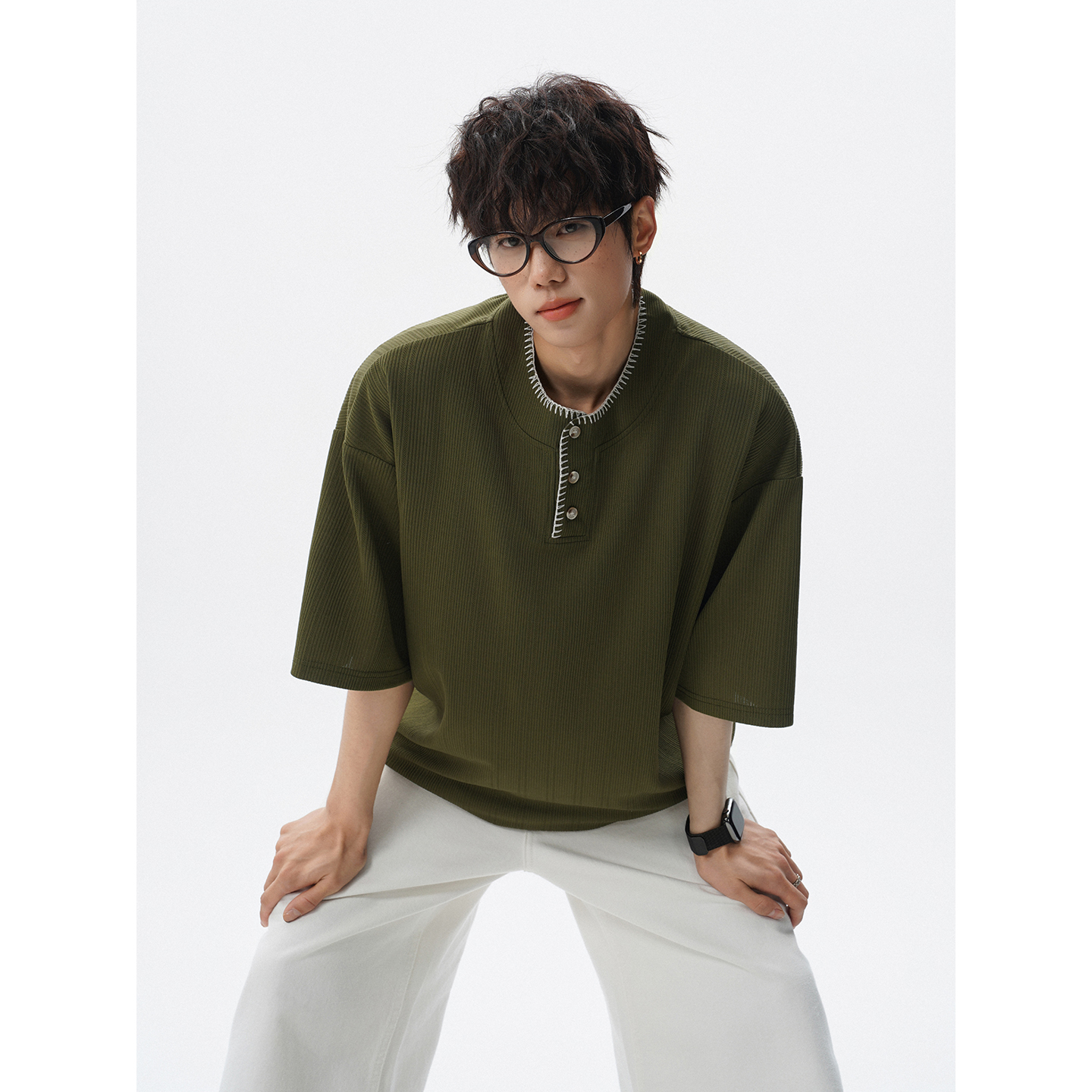 Camiseta masculina verde oliva de gola Henley em malha canelada, manga curta, ajuste casual e solto com meio botão,