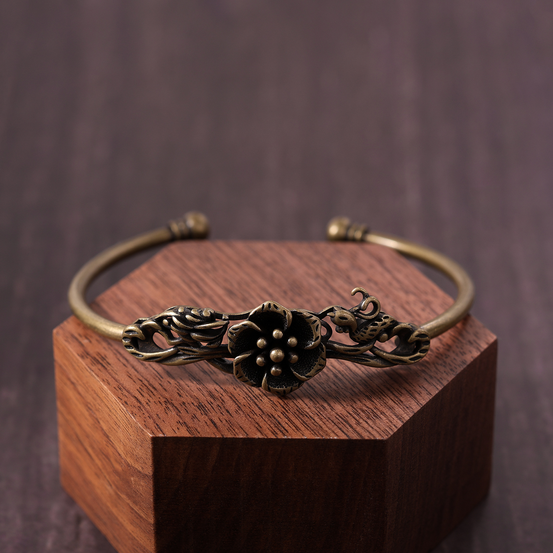 Pulseira de Lírio-da-Paz Vermelha Vintage - Pulseira Aberta de Latão Envelhecido com Flor Oca, Bronze Antigo, Clássica e