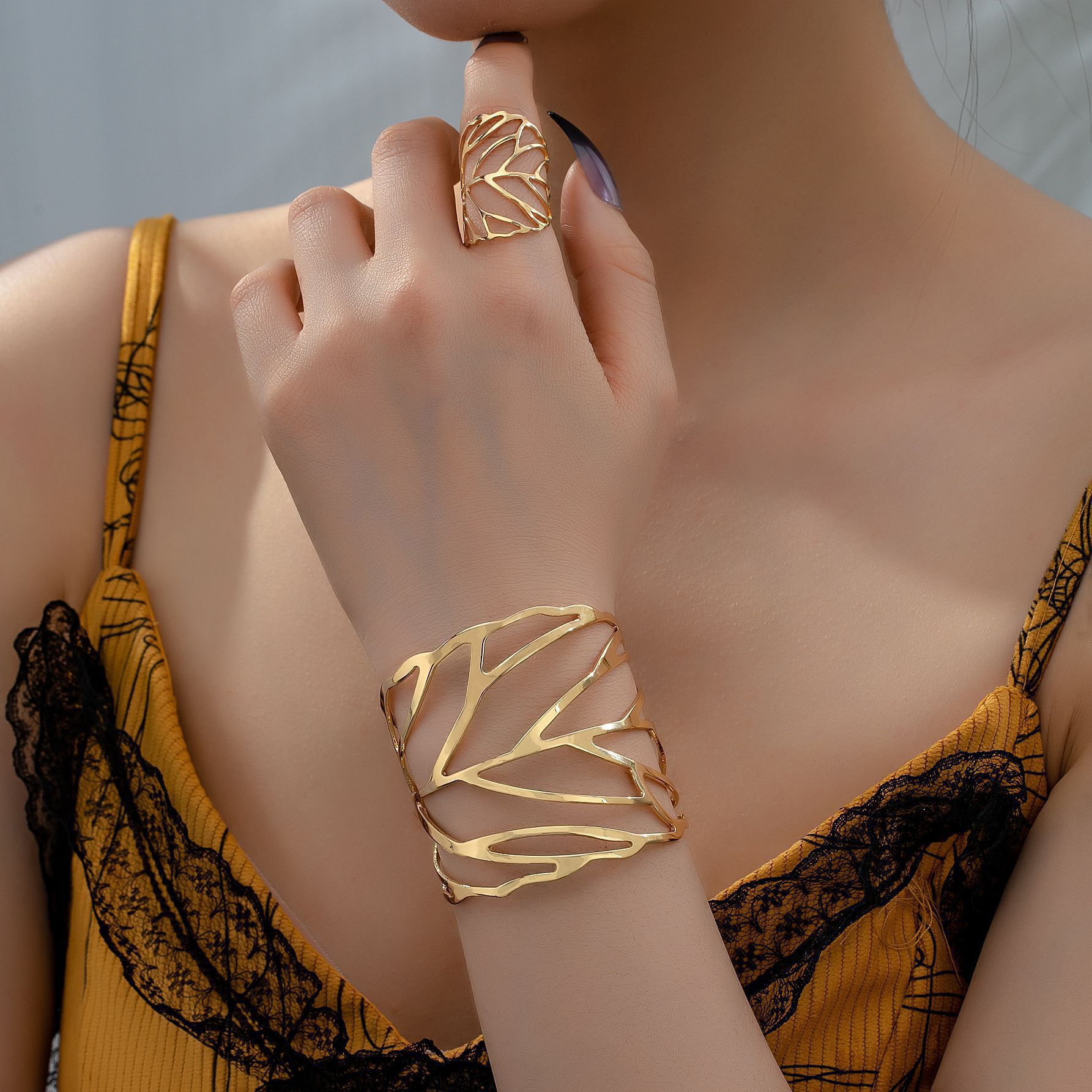 Conjunto De Anel De Pulseira De Folha Oca , Acessório De Joias Para Fotos De Desfile De Moda