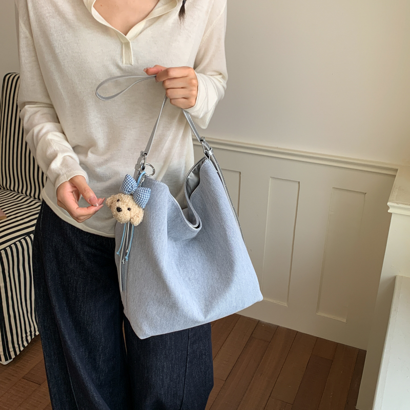 Bolsa de jeans azul claro lavado | Com charm de ursinho de pelúcia | Bolsa de ombro magnética coreana despojada para