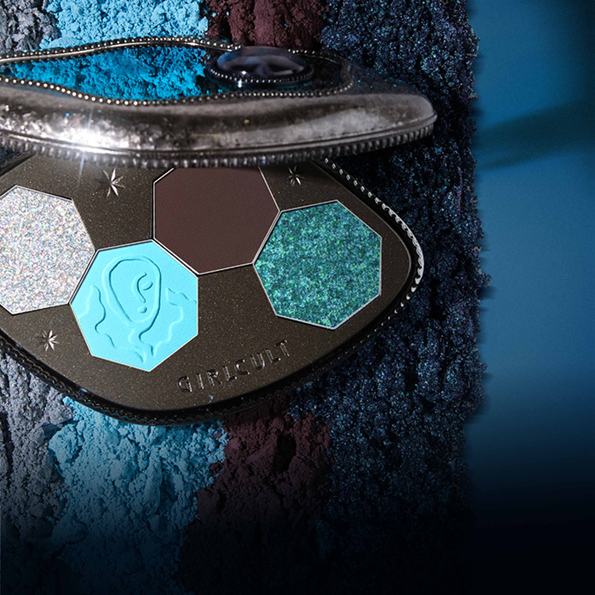 Sombra de olhos azul-sequinada com efeito diamante, maquiagem de olhos para o verão em tom azul-castanho, visual festa · foto 2