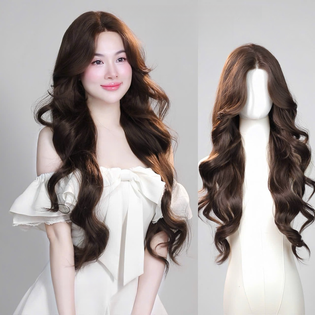 Perucas com um estilo de cabelo ondulado longo e repicado, com uma risca central e pontas bem definidas em preto marrom