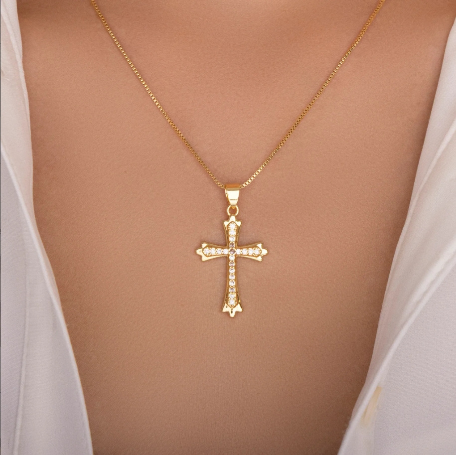 Colar com pingente de cruz em aço inoxidável, feminino, cravejado de diamantes, design sofisticado e versátil para uso
