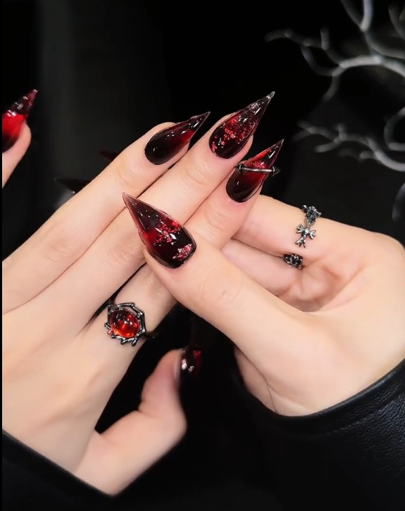 Unhas postiças stiletto com foil vermelho gradiente artesanal, estilo gótico escuro de garra de dragão para um visual