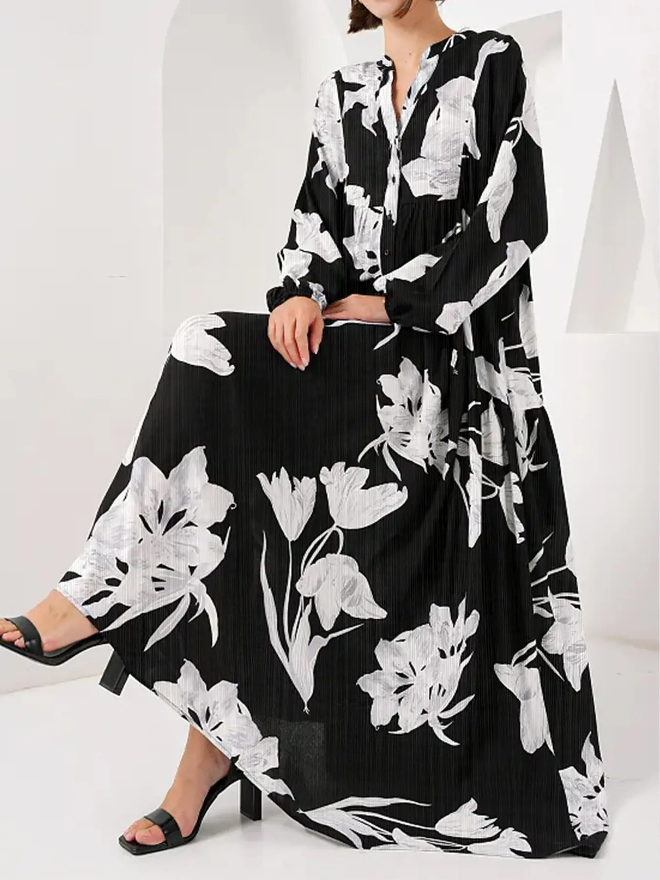Vestido comprido floral preto e branco com camadas | Vestido de manga comprida com decote em V