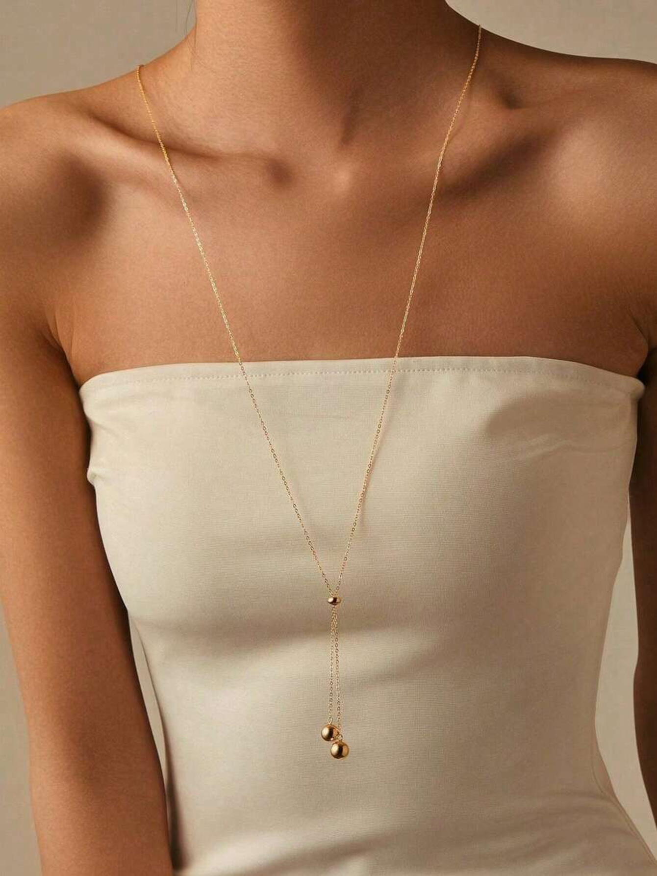 1 peça de colar feminino longo com pingente de bola oca vazada em aço inoxidável folheado a ouro 18K, minimalista e
