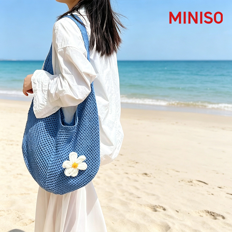 MINISO Nova bolsa tiracolo feminina de tricô com flores grandes – leve, respirável, estilo boho, ideal para férias, — imagem 2 de 2
