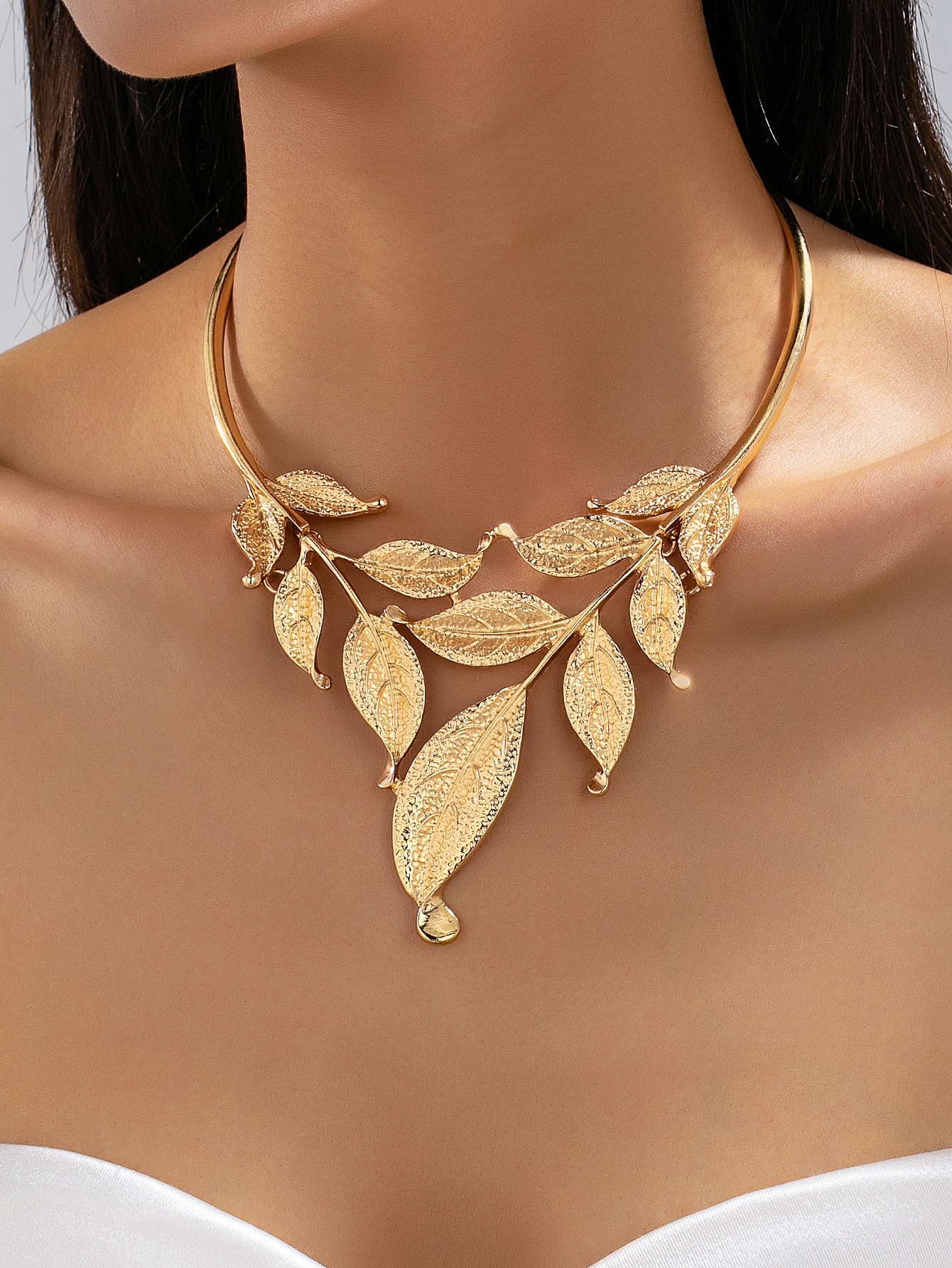 Colar gargantilha aberta com folhas em ouro vintage, colar com folhas em relevo europeu, colar de destaque elegante para