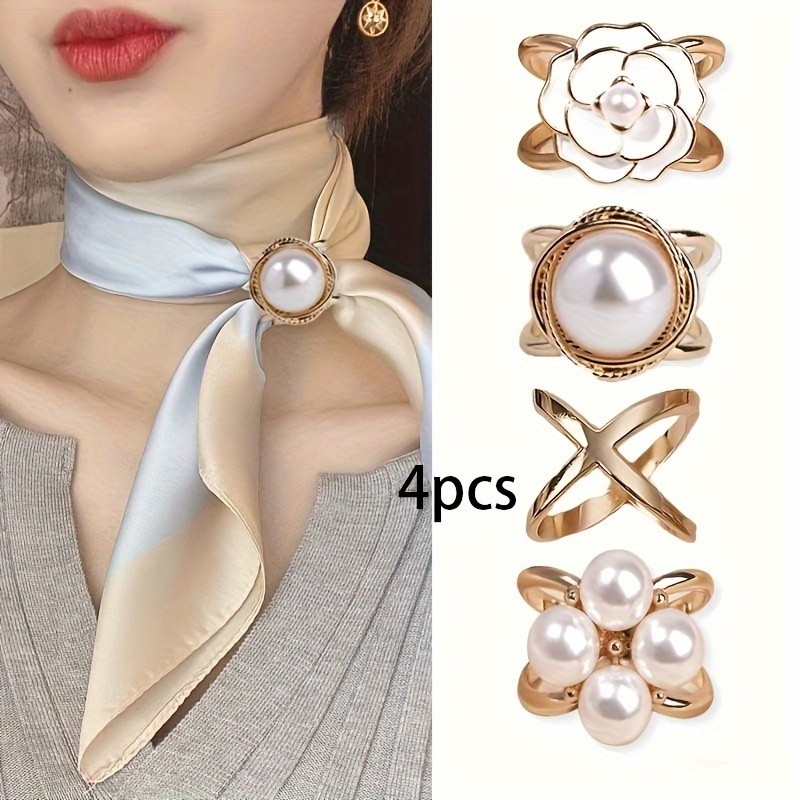  Este elegante conjunto de quatro peças inclui um broche de cachecol com pérola em forma de camélia, um acessório de