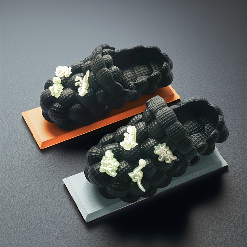 Sandálias esportivas para crianças: sapatos de buraco com tema de dinossauro que brilham no escuro, chinelos bonitos e