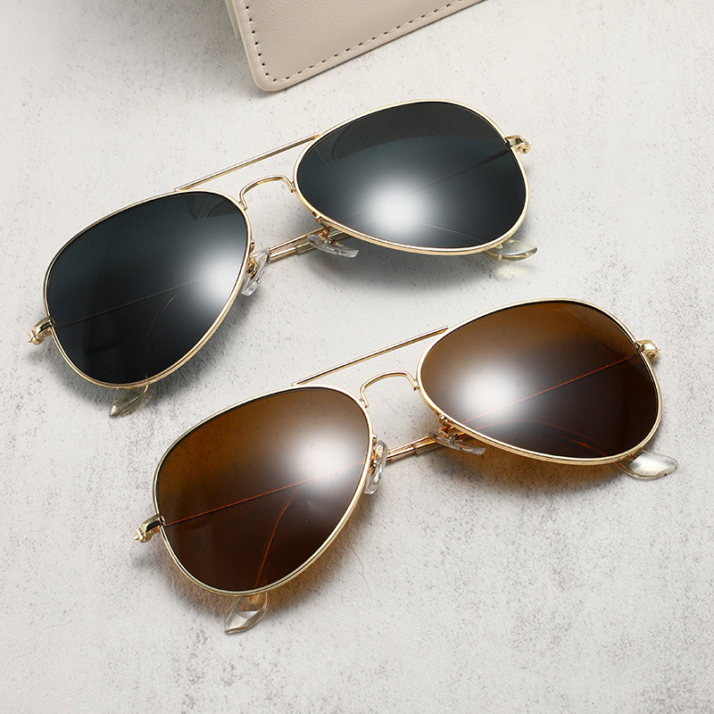 Óculos de sol aviador estilo piloto, com armação metálica de ponte dupla, adequados para homens e mulheres.