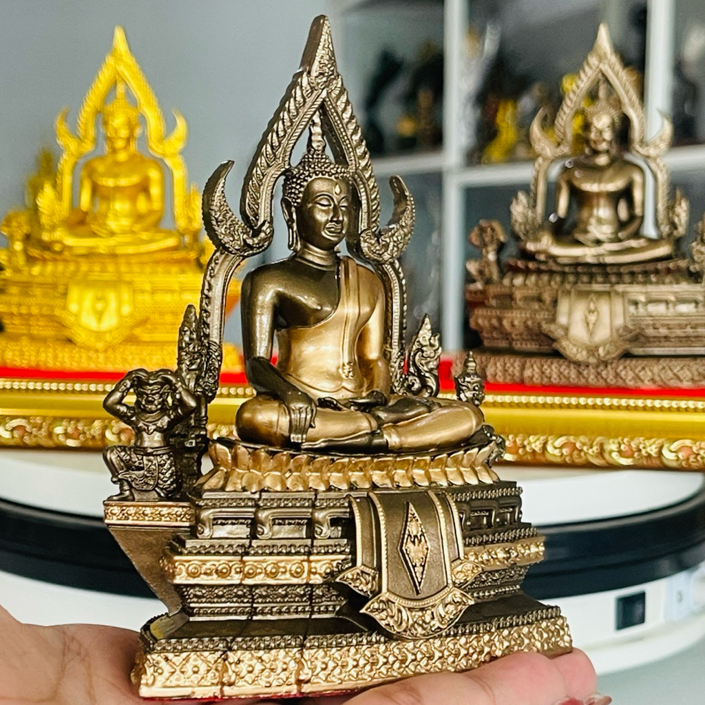 รูปสินค้า พระพุทธชินราช แร่เหล็กน้ำพี้ ขนาดเล็ก พร้อมเครื่องราง