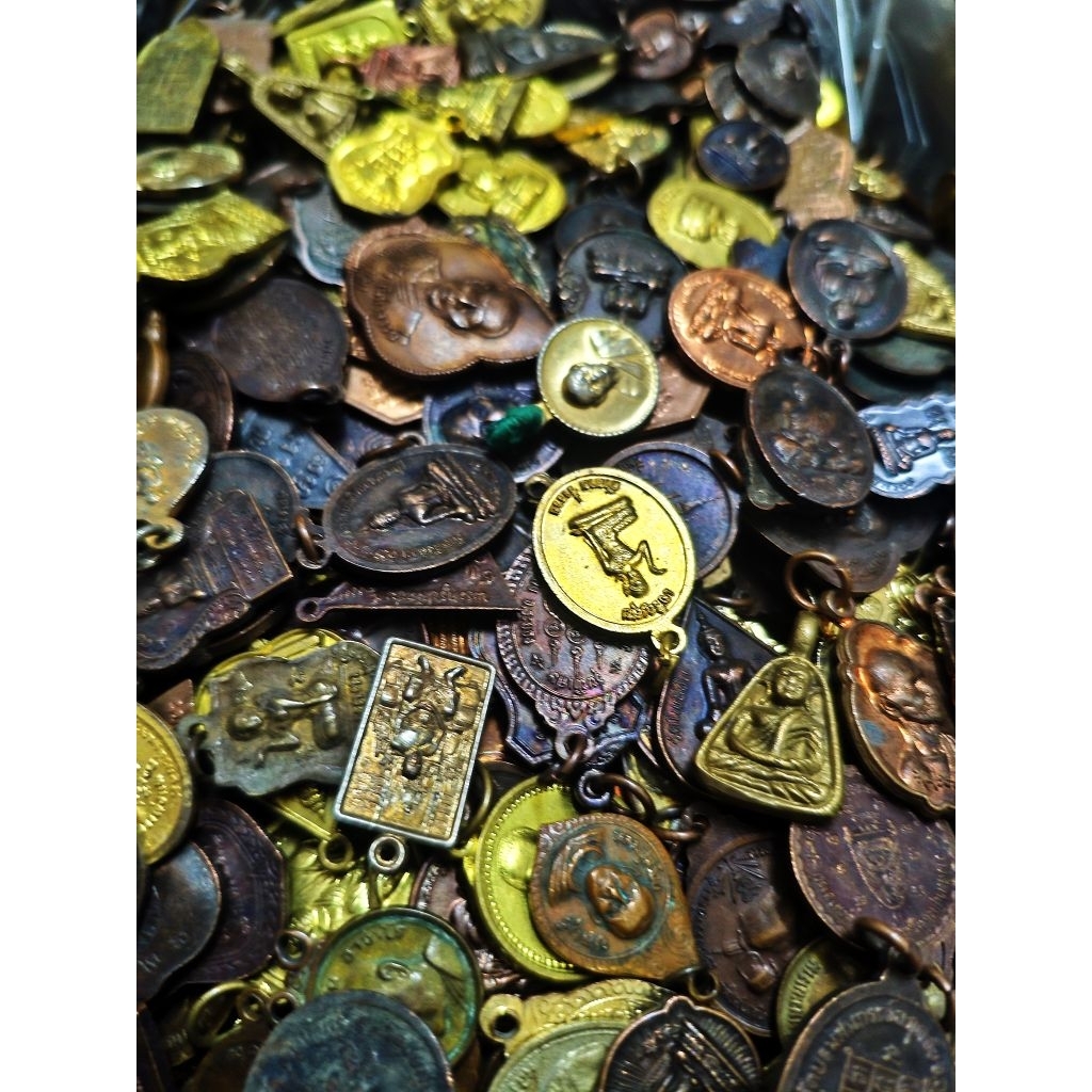 รูปสินค้า ชุดพระเครื่องคุ้มค่า 20 เหรียญ เนื้อโลหะ 99 บาท