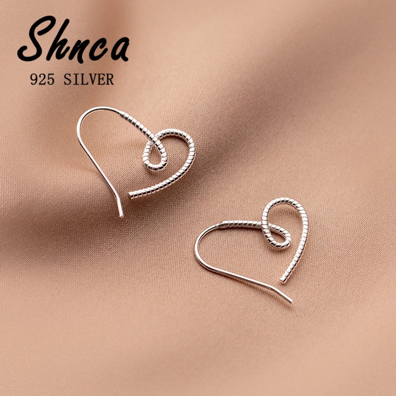 Europeu Americano 925 Sterling Silver Heart-Shaped Exagerado Grandes Brincos Exagerados Em Forma De Coração De Prata De Influenciador Exclusivo Twist Hollow Love Ear Hook Fêmea LE193 em Oferta na Shopee